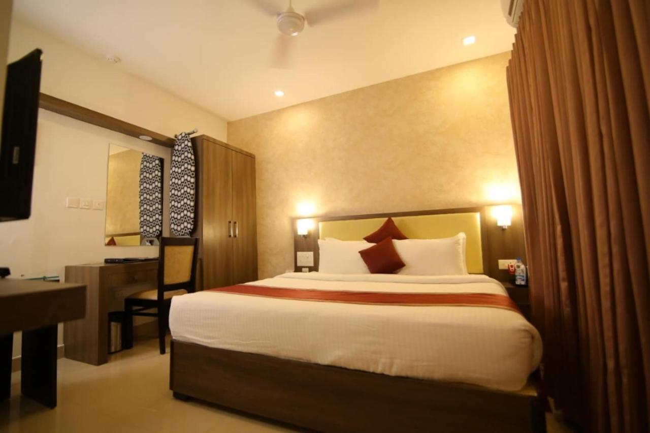 Hotel Monarch Kozhikode Exteriör bild